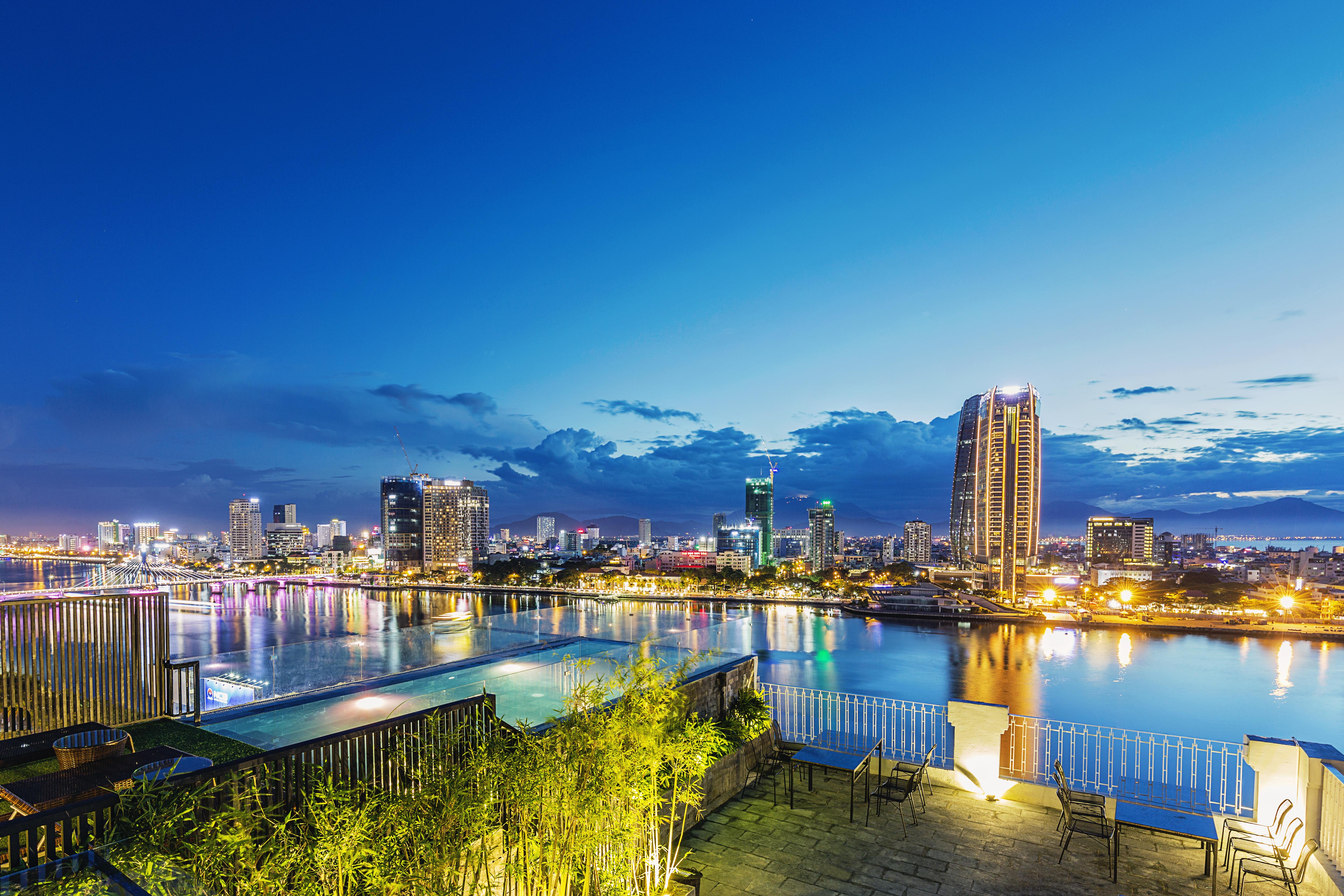 Ibiza Riverfront Da Nang Hotel Powered By Aston Exterior foto